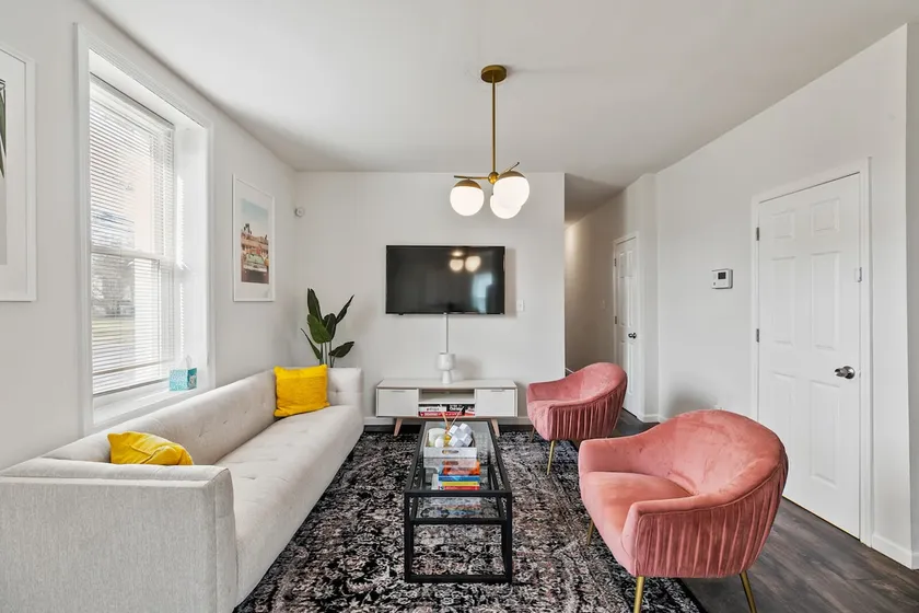 RARE 2 Bed Gem w Private Patio Near Dwntwn Philly - Image 1
