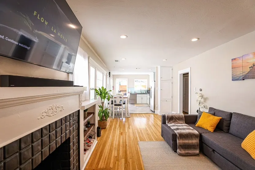 Los Angeles Modern Home with Patio - Image 1