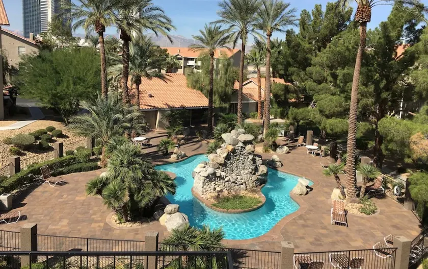 One bedroom with hot tub & 2 pools close to strip - Image 1