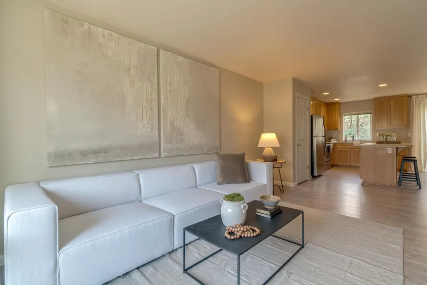 Stylish Entire Townhouse w/ green space all around - Image 1
