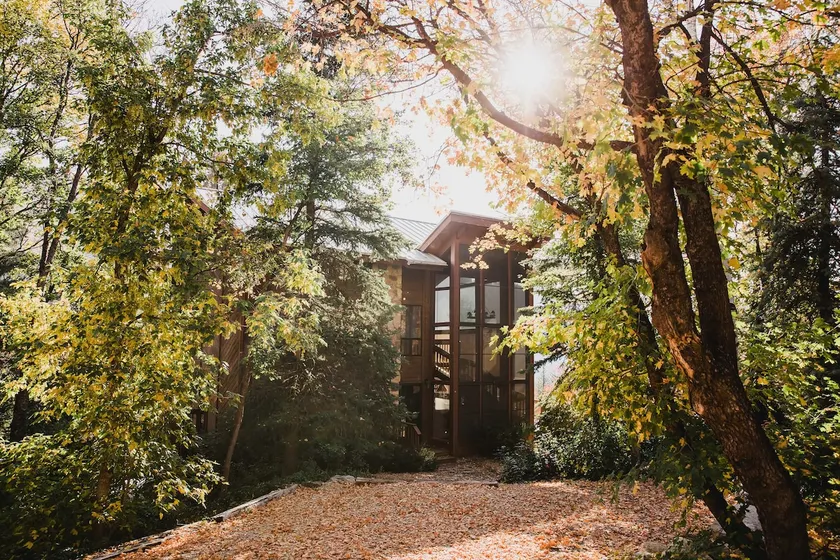 Spacious Sundance cabin - HOT TUB - sleeps 14 - Image 1