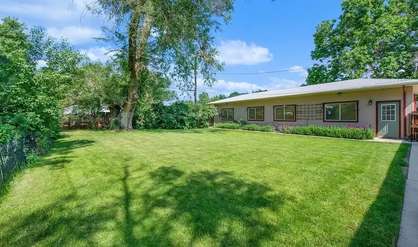 Sunny 3 bed home w/ backyard in quite neighborhood - Image 1