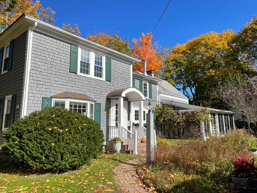 Charming 4BR colonial close to downtown - Image 1