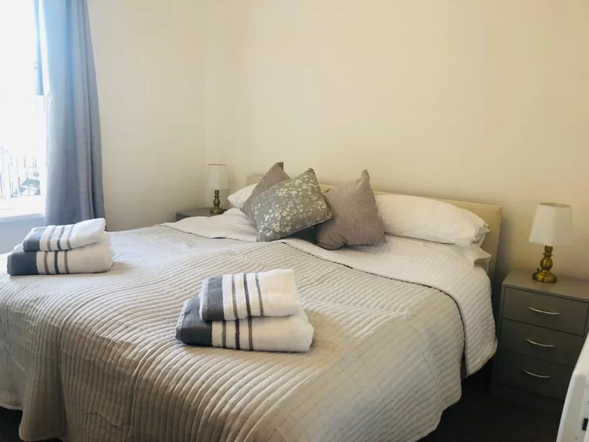 Lovely 2 bedroom apartment. Double or single beds. - Image 1