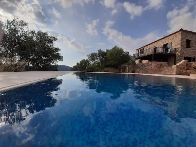 Isolated 3 bedroom villa with pool in olive groves - Image 1