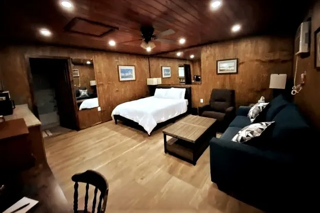 The Duck Inn at Lunker Lodge - Image 1