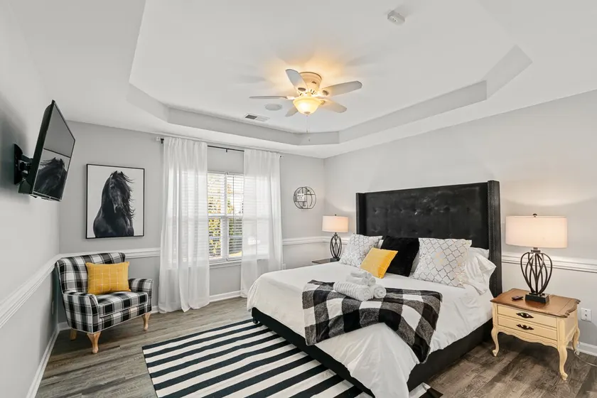 4BR Retreat Near HPU & Downtown Free Wi-Fi, Garage - Image 1