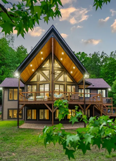 Stylish Retreat with Views, Gym & Prime Location! - Image 1