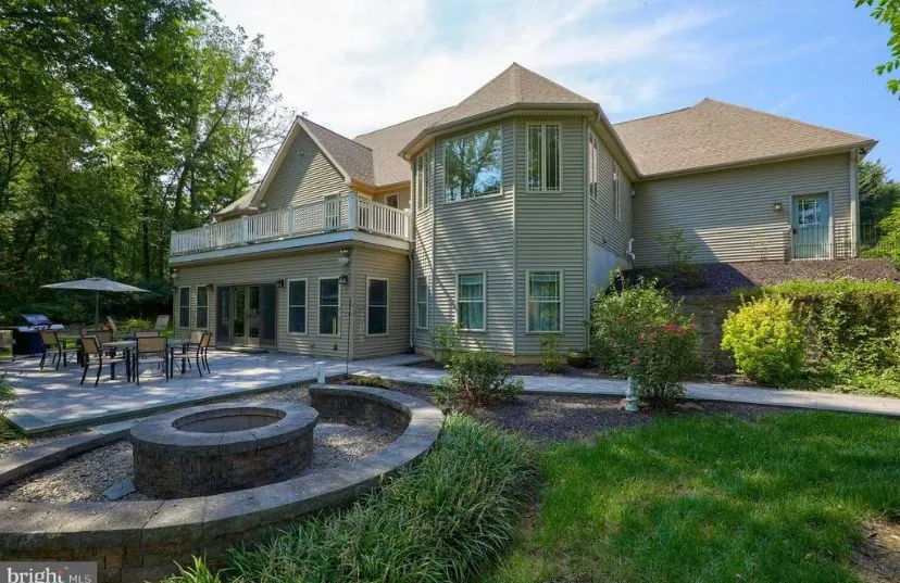 Riverfront Villa -Sleeps 6 - Image 1