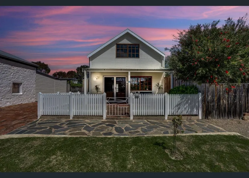 Quaint, modern cottage 'Little Highland', sleeps 4 - Image 1