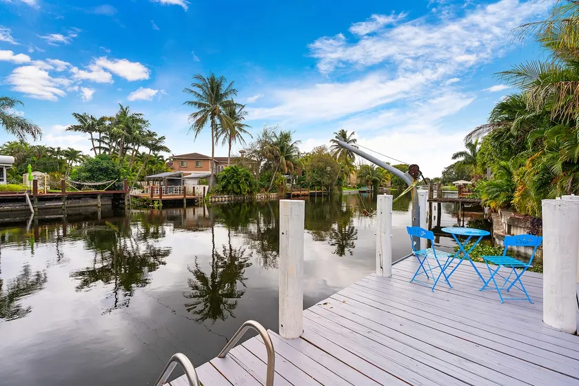 shipwrecked fun design • stunning canal view - Image 1