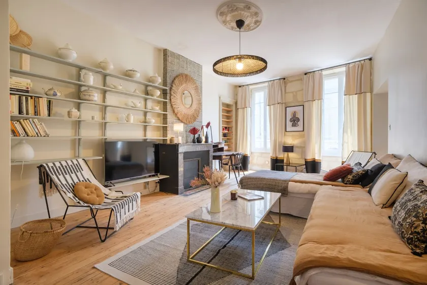 Apartment + patio in the historic center of Bourg - Image 1