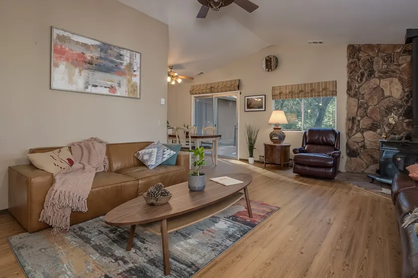 Twain Oaks: Secluded 3bd Cabin with a Hot Tub. - Image 1