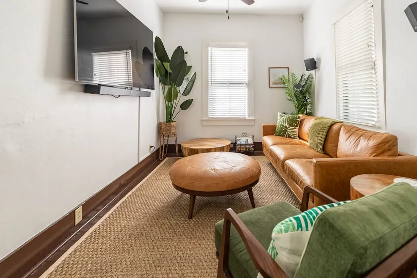 Historic Full House 2min walk to Historic Downtown with 75\" 8K TV & Gas Grill - Image 1