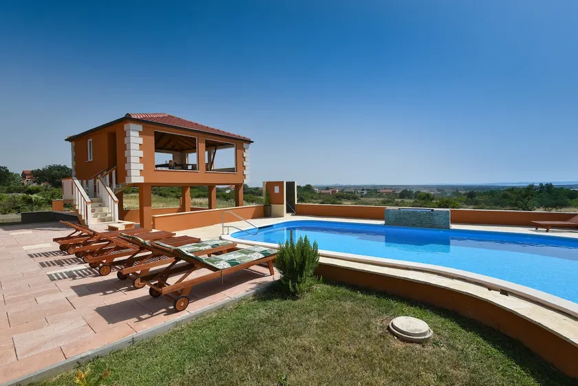 Sea view apartment with large pool & ocean breeze - Image 1
