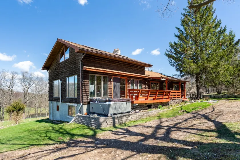 3-bdrm Huxley Farmhouse. Formerly Armstrong Farm. - Image 1