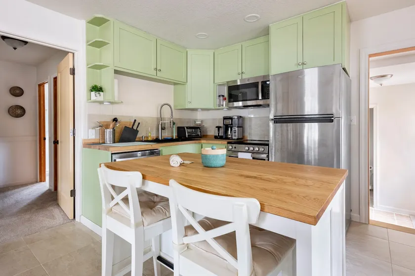 Peaceful 2bed-2Bath bungalow, Bright, well located - Image 1