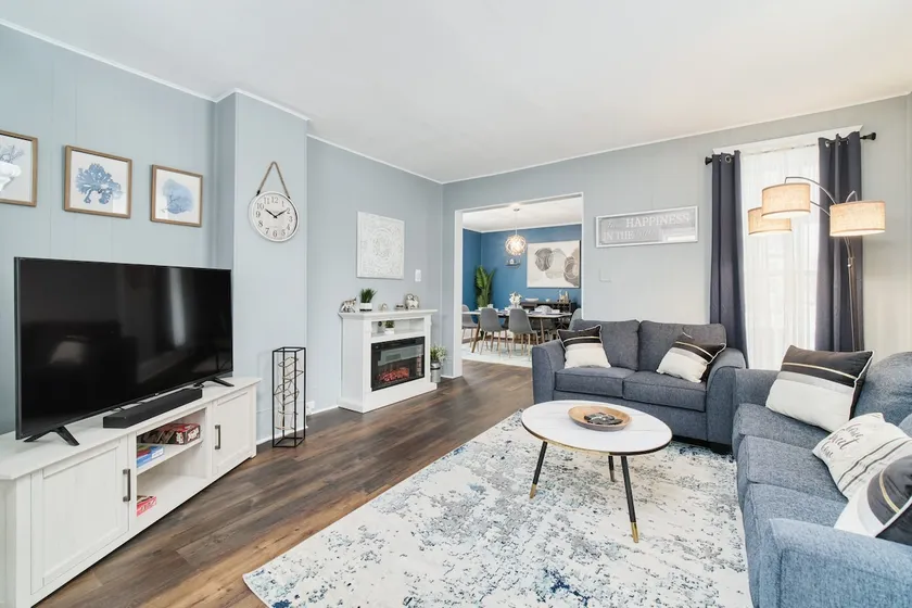 Central & Peaceful 3-bed home with a fireplace - Image 1