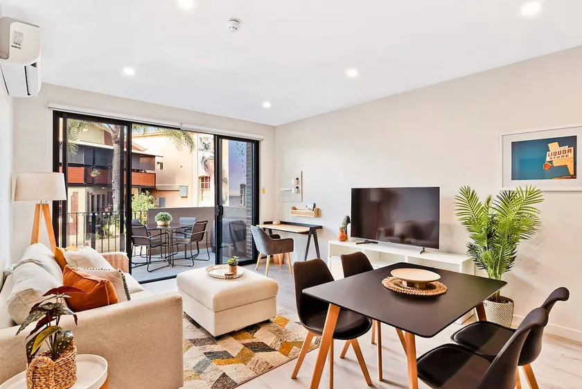 Jewel on Jubilee - New 1 Bed Apt with Parking - Image 1