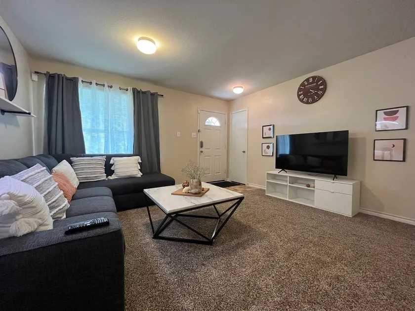 Cozy 2 Bedroom Suite Near Joe Pool Lake - Image 1