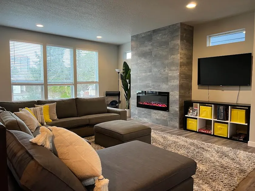 Entire large modern 3-story townhouse with gym - Image 1