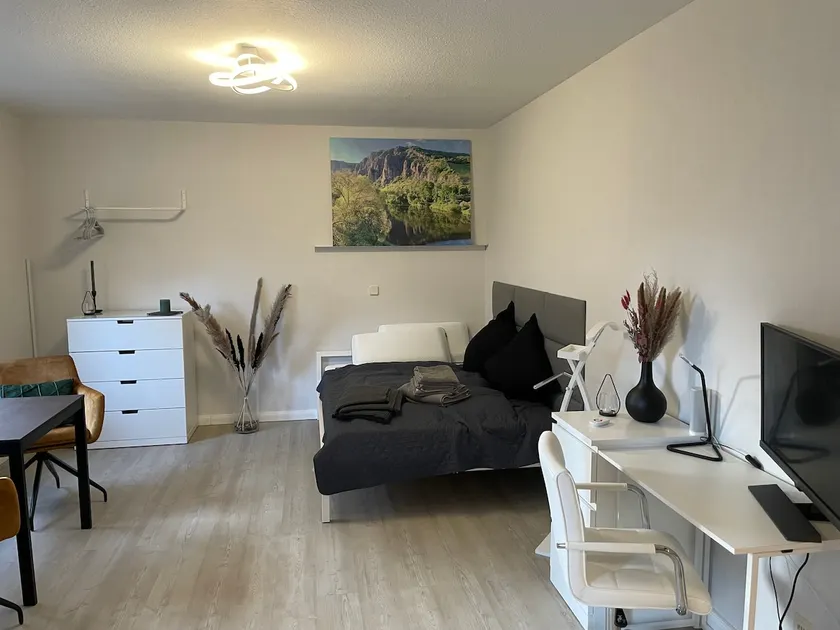Quiet, central apartment with underground parking - Image 1