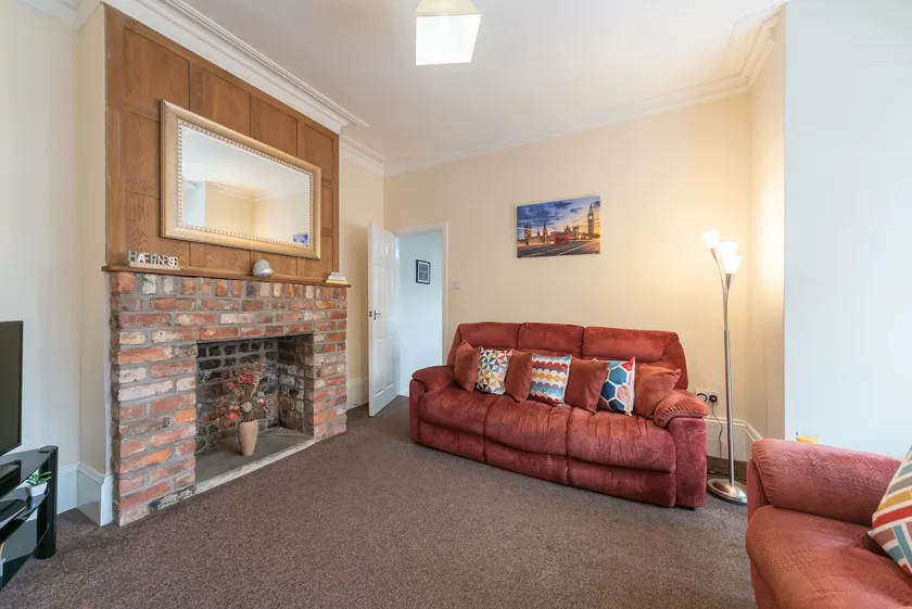 Thy Grace 3 Bedroom 2 Shower Room Central Location- Newland Ave - Image 1