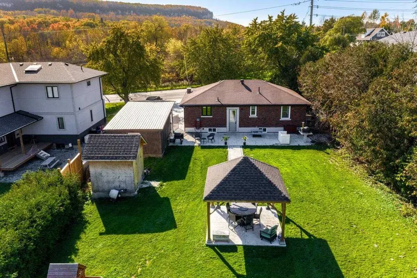 A Beautiful Bungalow near Kelso Lake / Ski Resort - Image 1