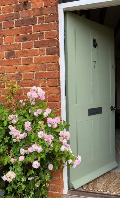 Pretty and peaceful 2-bedroom character townhouse - Image 1