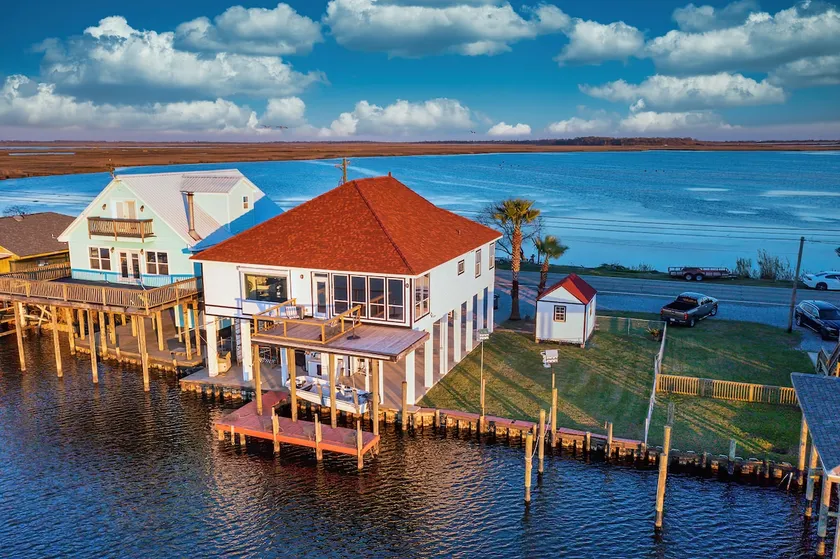 Waterfront Property With Stunning Lake Views - Image 1
