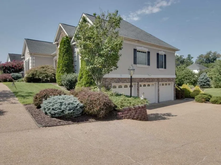2 bedrooms, 1 bath, large livingroom & kitchenette - Image 1