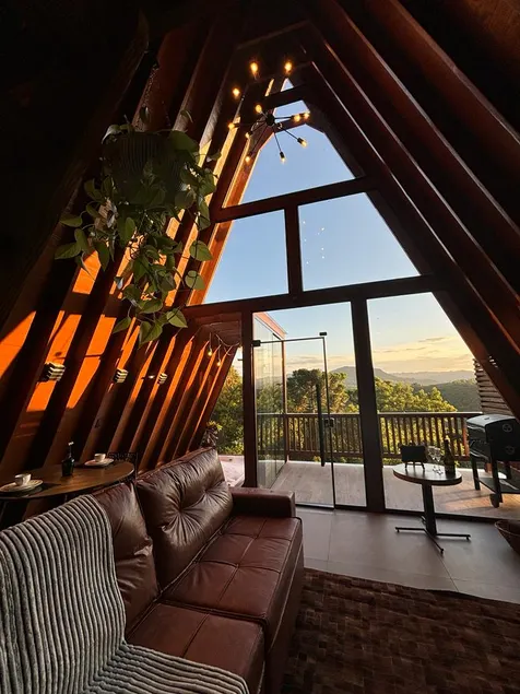 Chalet with beautiful mountain views - Image 1