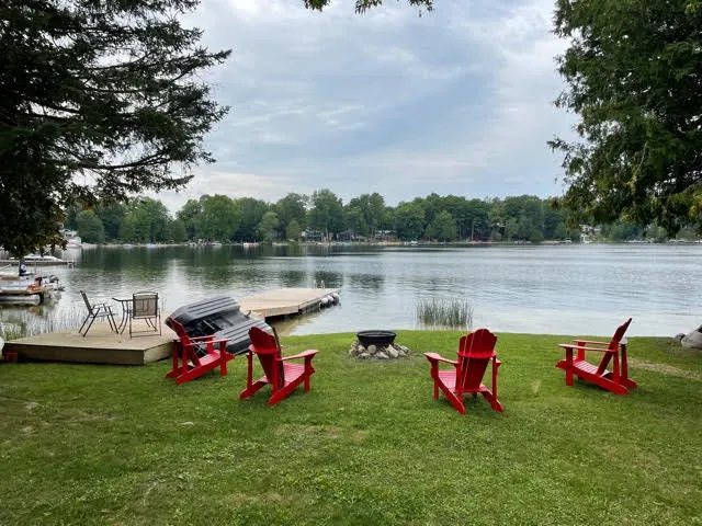 Cozy 3 Bedroom waterfront cottage, McCullough Lake - Image 1