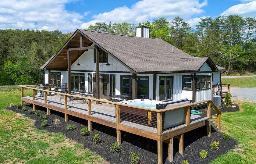 Lakefront House at Summer Breeze w/ Private Dock w/ Kayaks - Image 1