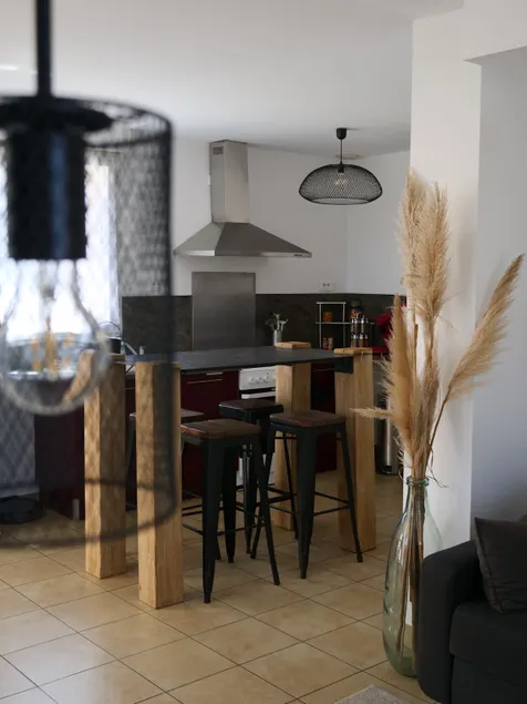 Large apartment with free parking - Image 1