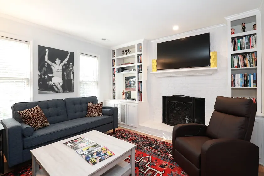 RunQuarters. End unit Townhouse is close to it all - Image 1
