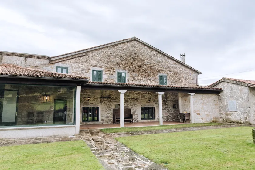 A nice country house with a garden and parking - Image 1
