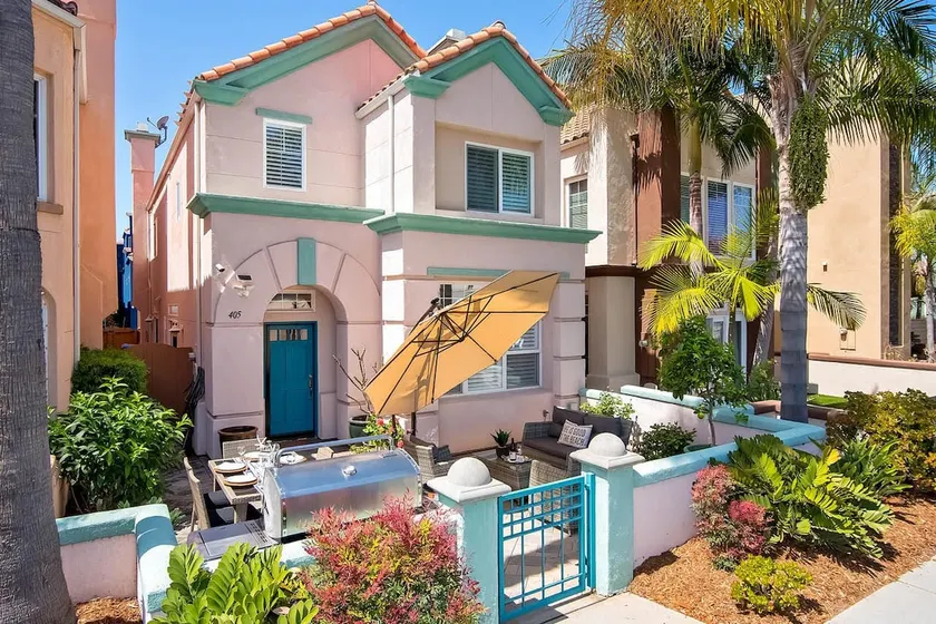 Lucy's Beach House, - Image 1