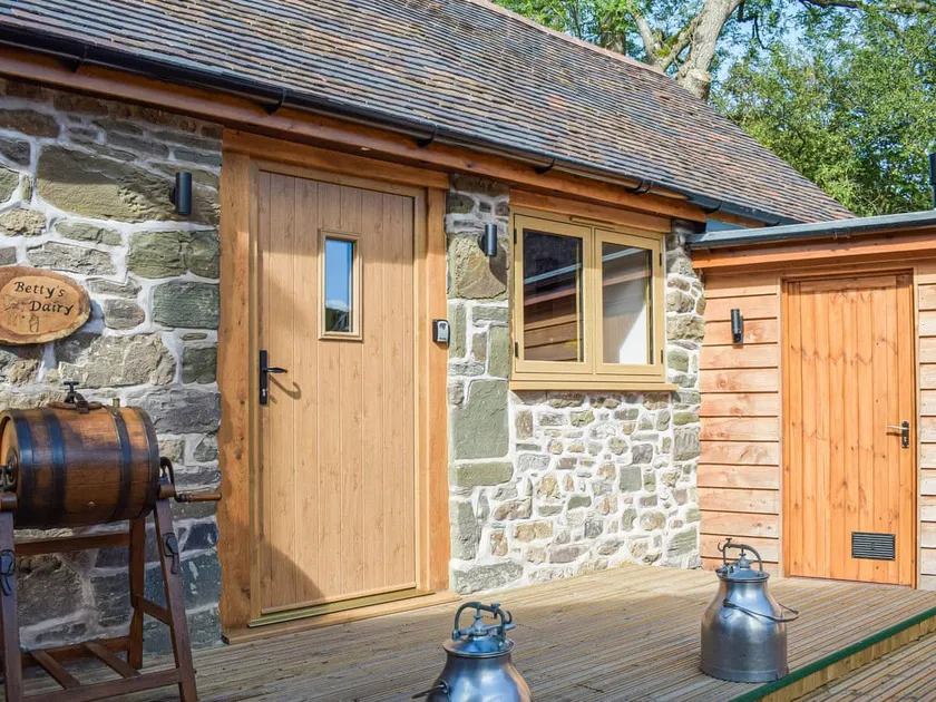 Stunning cottage nestled under the Longmynd Hills. - Image 1