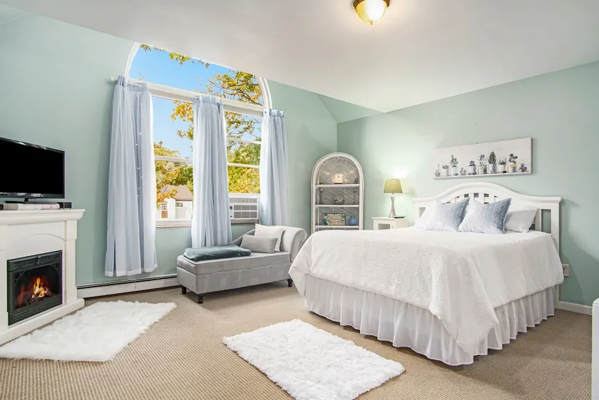 Stunning 5 Bedroom home blocks from Lake Michigan! - Image 1
