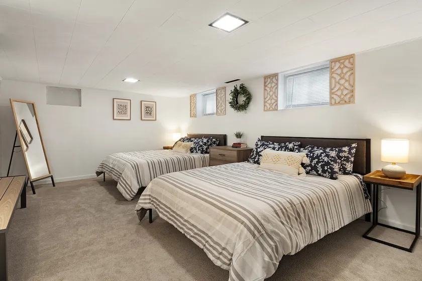Springfield · 5Queens+1TwinFuton: East Peoria-Perfect for Lrg Groups - Image 1
