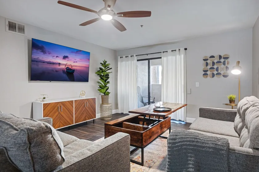 Beautiful newly remodeled 2-Bdrm Biltmore Condo - Image 1