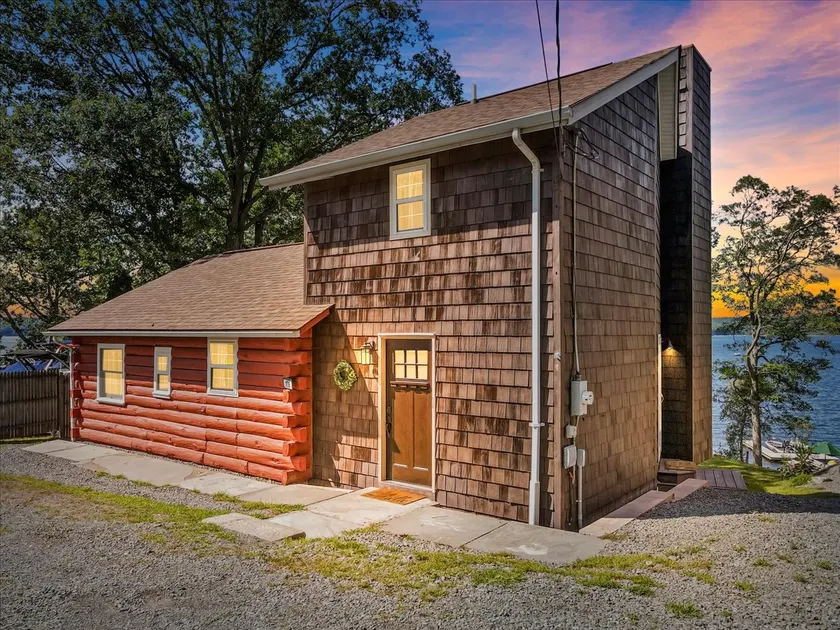 Wallenpaupack - Lake Front 3 Bedroom 2 Bath House - Image 1