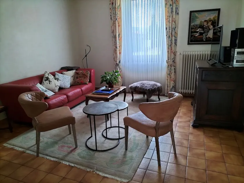 Single-story apartment in village house - Image 1