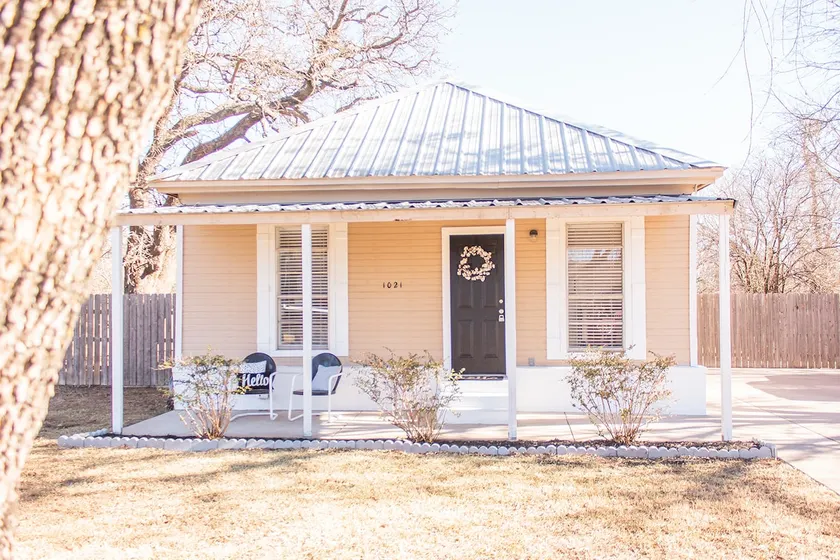 Clinton Cottage - Cozy & Comfy 3 Bedroom - Image 1