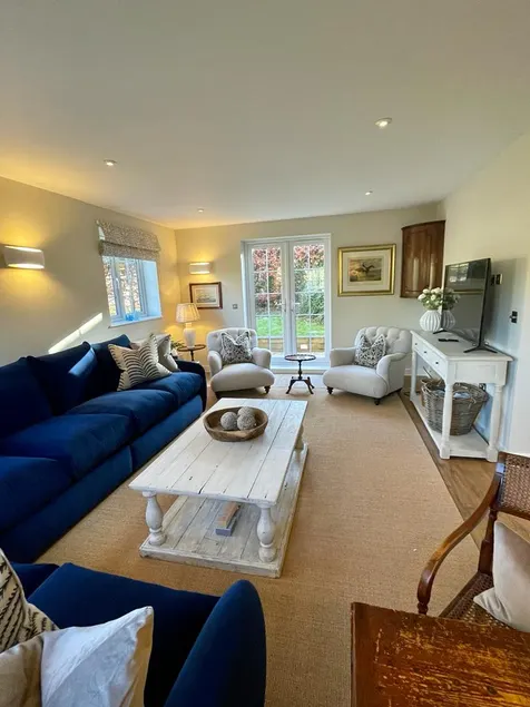 Holly Cottage, 2, Northbrook Park, Farnham-up to 6 adults - Image 1