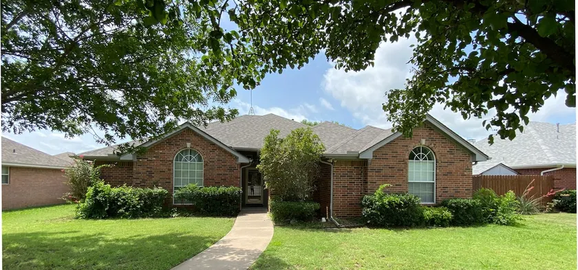 Pet-Friendly 4BR Home w/ Spacious Fenced Yard - Image 1