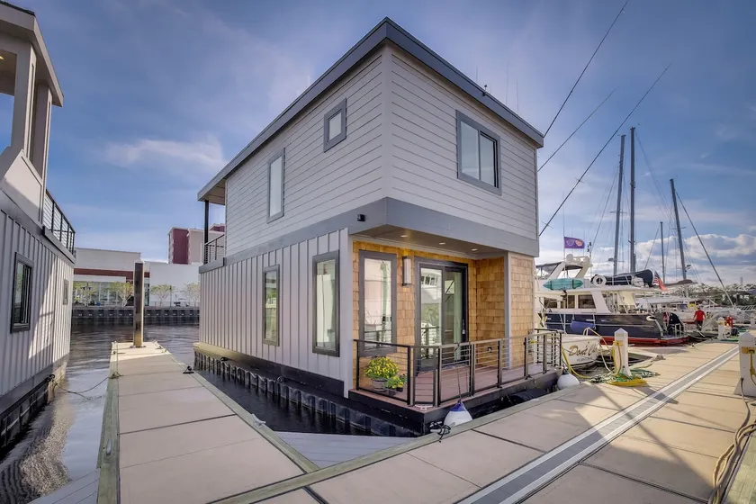 Cozy Houseboat in Port City Marina Wilmington, NC Nestled among The Cove Villas - Image 1