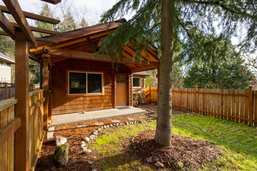 Seattle Charmer - with private patio & green belt! - Image 1