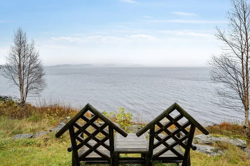 Charming cabin by the lake, rural and central - Image 1